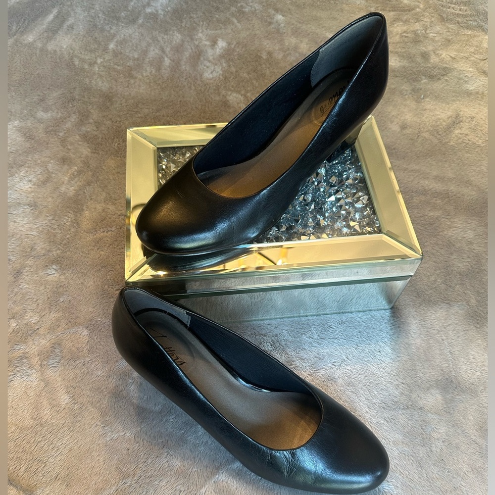 Description-Black square heel
Brand- Trotters
Size-Women’s 8